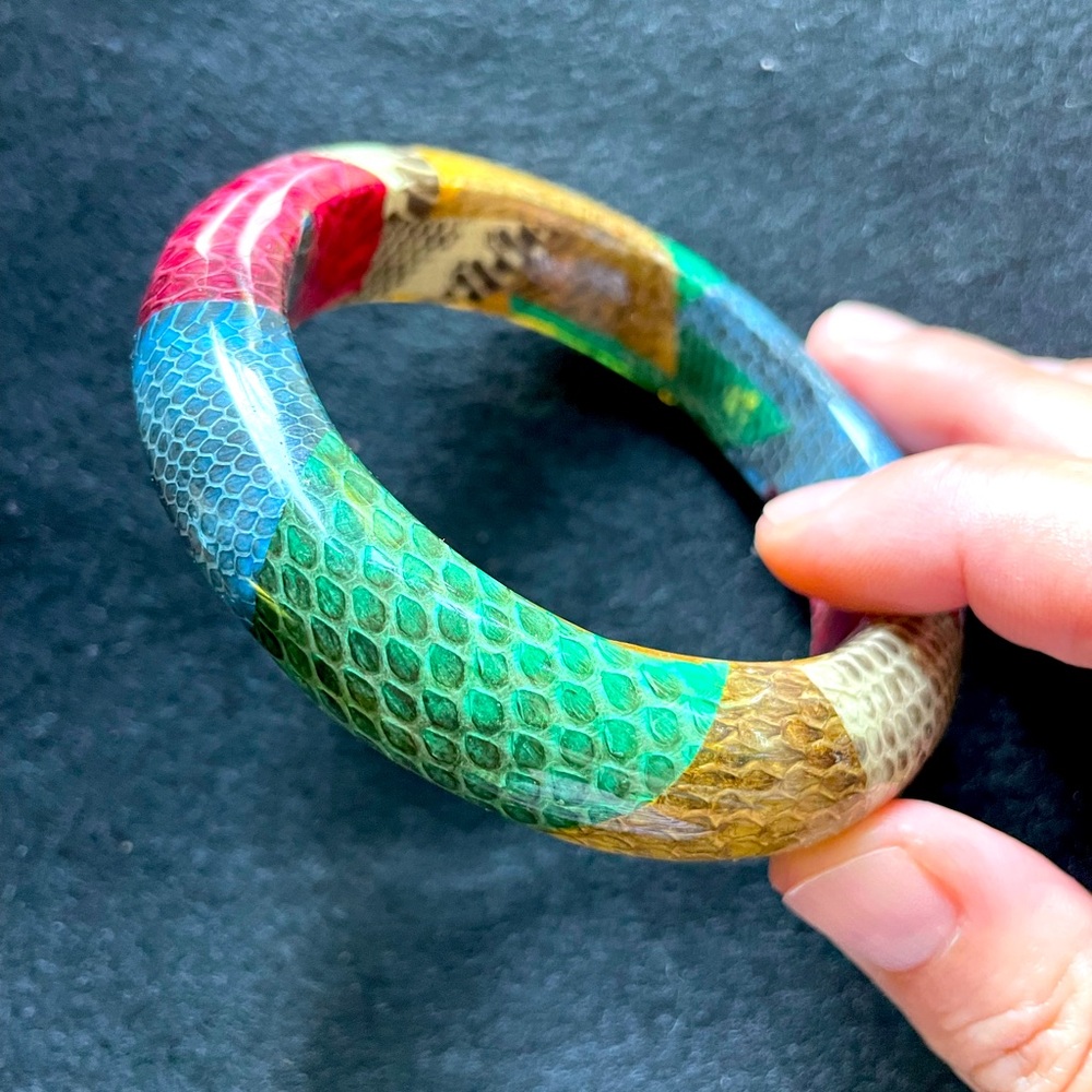 Multicolor bangle bracelet with reptile skin print